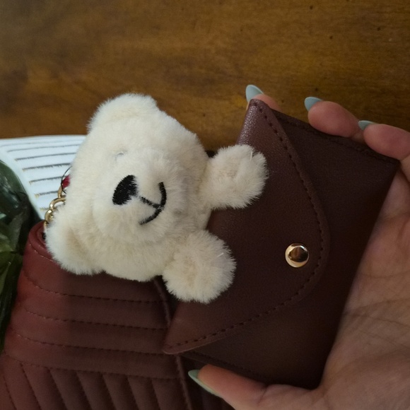 NWT 🐻‍❄Badgley Mischka Burgundy Quilted Chain Crossbody W/ Bagcharm Cardholder - Picture 9 of 9